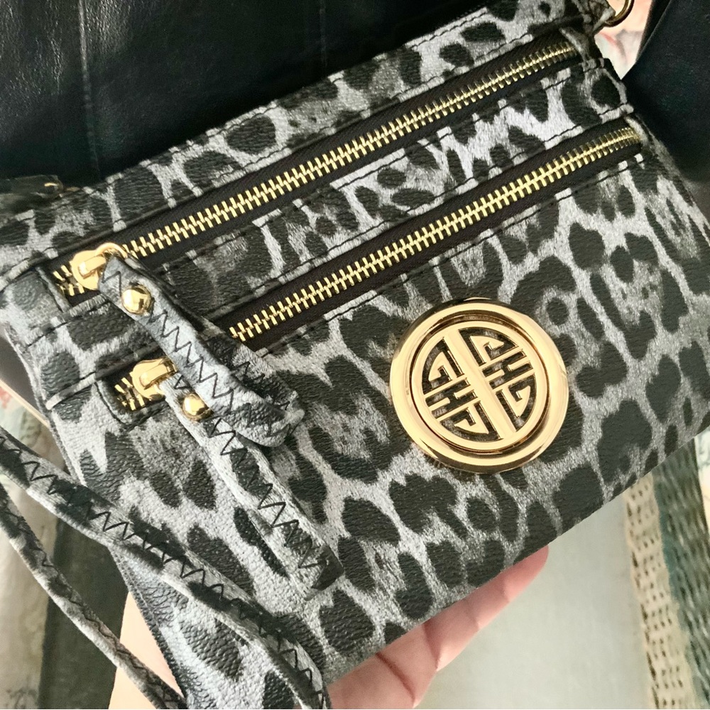 Grey /Blk LEOPARD CROSSBODY w/MEDALLION / NWT BAG⭐️ CLOSEOUT DEAL LIGHTWEIGHT